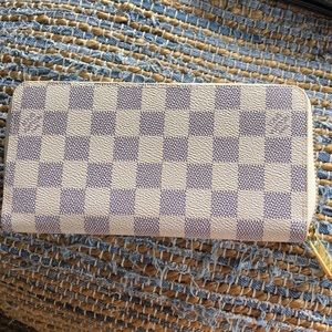 louis vuitton checkered zippy wallet